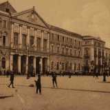 I Francesi e il ritorno dei Borbone (dal 1799 al 1860) - ll Mezzogiorno viene occupato dal fratello di Napoleone, Giuseppe Bonaparte. A Bari Gioacchino Murat il 25 aprile 1813 fa partire i lavori per il nuovo borgo extramurale, appunto il quartiere murattiano. Dopo la caduta di Napoleone e del suo Impero, Bari torna ai Borbone di Spagna, ma il progresso della citt� voluto da Murat continua. Tra le opere compiute in questo periodo, la costruzione del teatro Piccini, inaugurato nel 1854